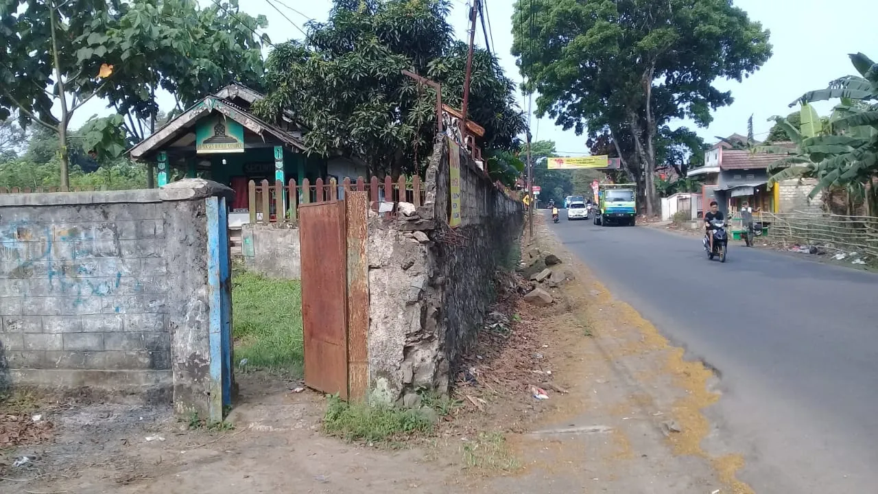 Jl. Pelabuhan II 主干道临街段，厂区围墙与进场路口