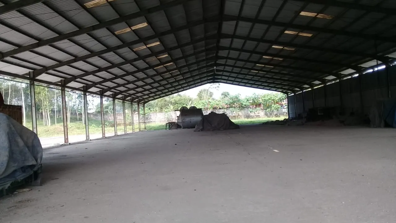 Cikembar 厂区内部：大跨度钢结构厂房，混凝土地面，无柱空间