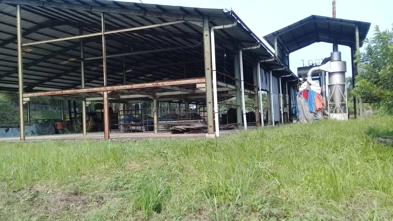 Cikembar 厂区双层钢结构车间与旋风除尘设备、锅炉烟囱
